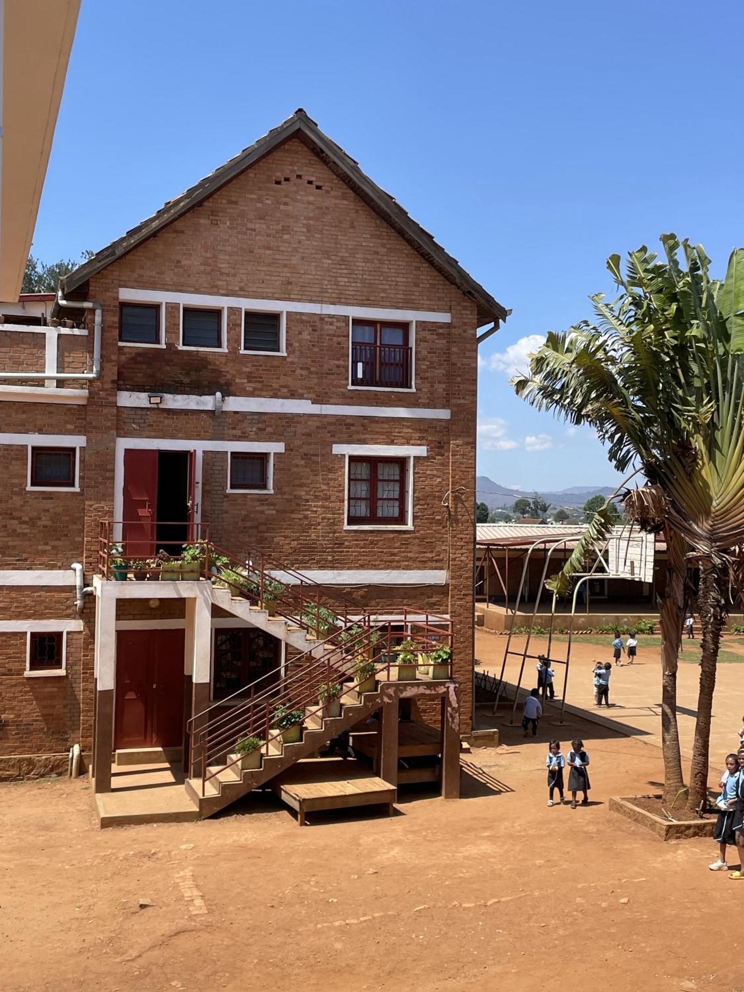 Lycee Picot De Cloriviere Dont Les Revenus Financent L'Education Des Eleves Apartment Antsirabe Exterior foto